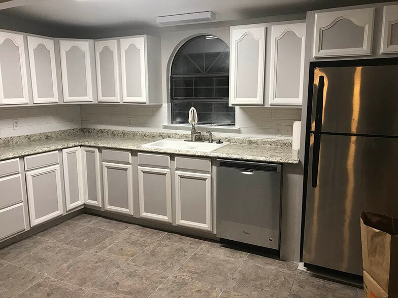 Kitchen - 1304 W Lakeland Dr