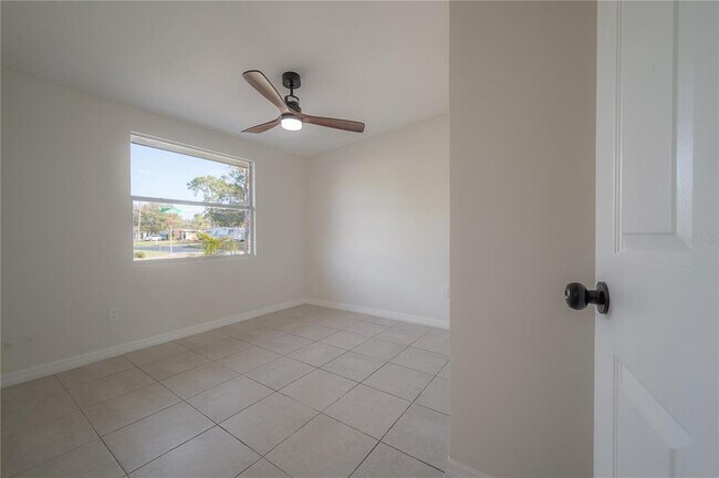 Building Photo - 4002 W Fairview Heights