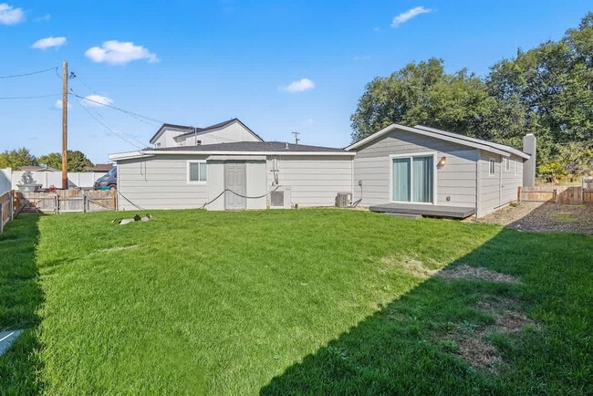 Building Photo - 1001 N Shamrock St