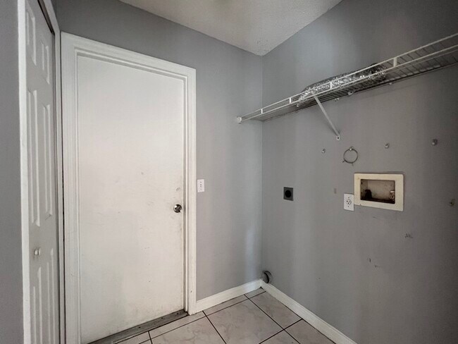 Building Photo - PRICE REDUCED FOR A QUICK MOVE IN!!  Spaci...