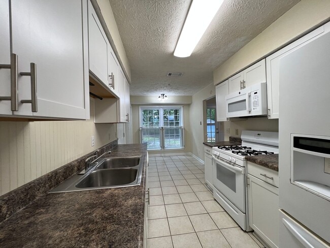 Building Photo - Adorable 3/2 on large corner lot