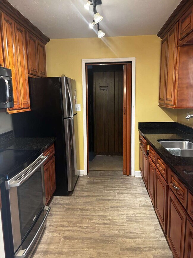 Building Photo - "Charming 3-Bed Oasis with Granite Touches in Fayetteville – 1600 Sq Ft of Comfort!"