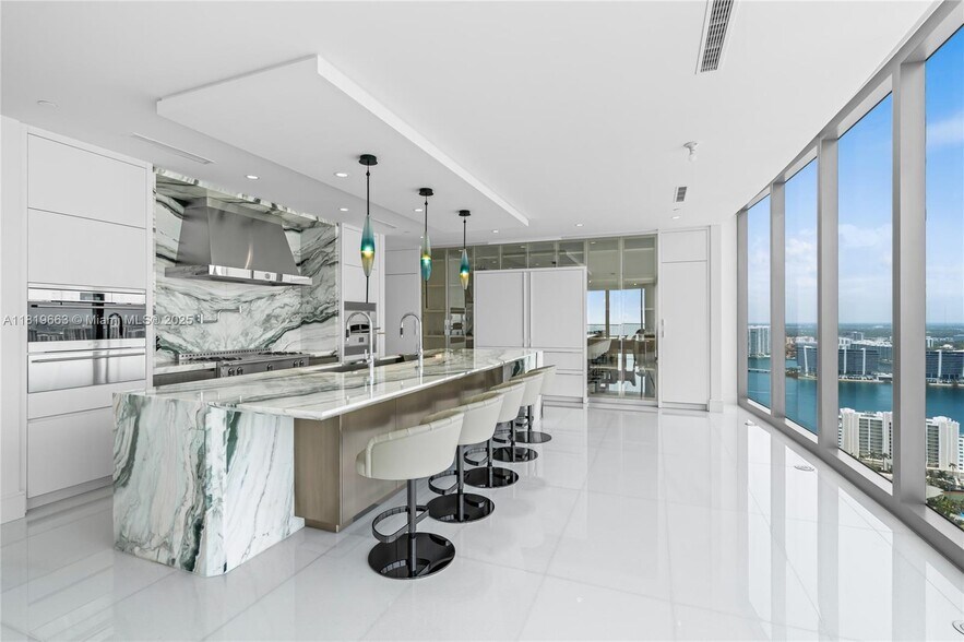 Building Photo - 17975 Collins Ave