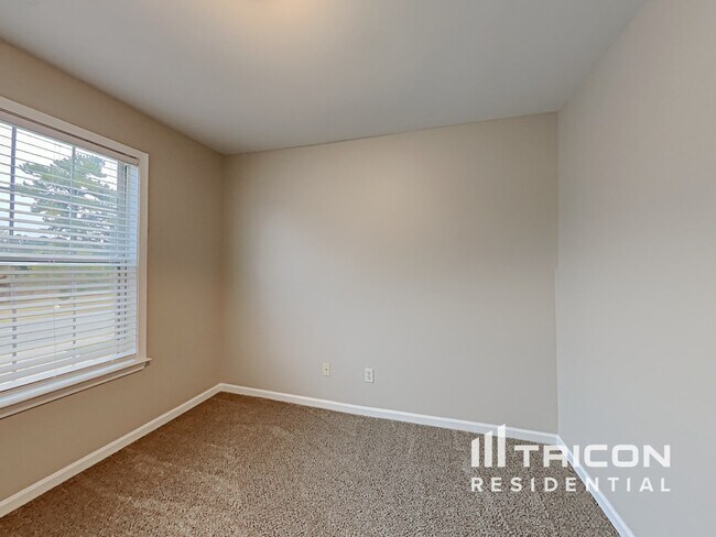 Building Photo - 2752 Lakeside Dr SW