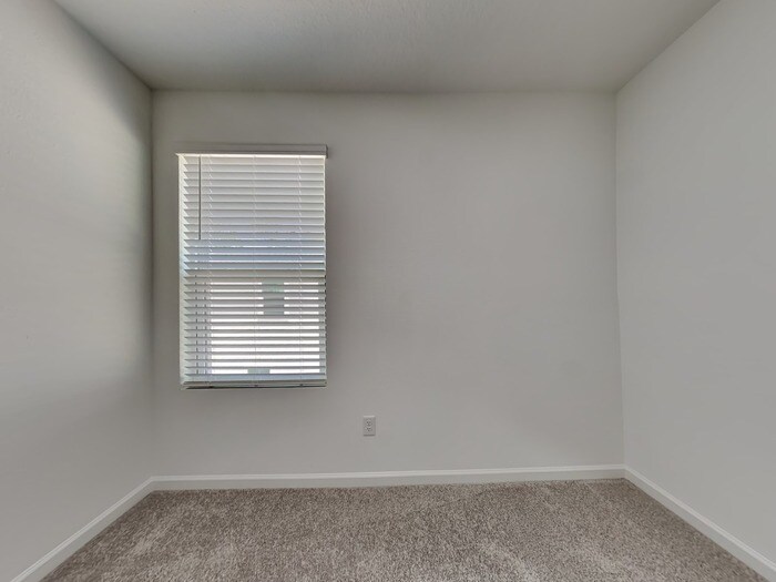 Building Photo - 582 Holly Lakes Dr