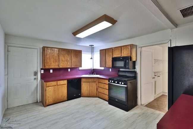 Building Photo - 3 BEDROOM,  Kitchen appliances, NEW INTERIOR PAINT! 6 MONTH LEASE AVAILABLE!