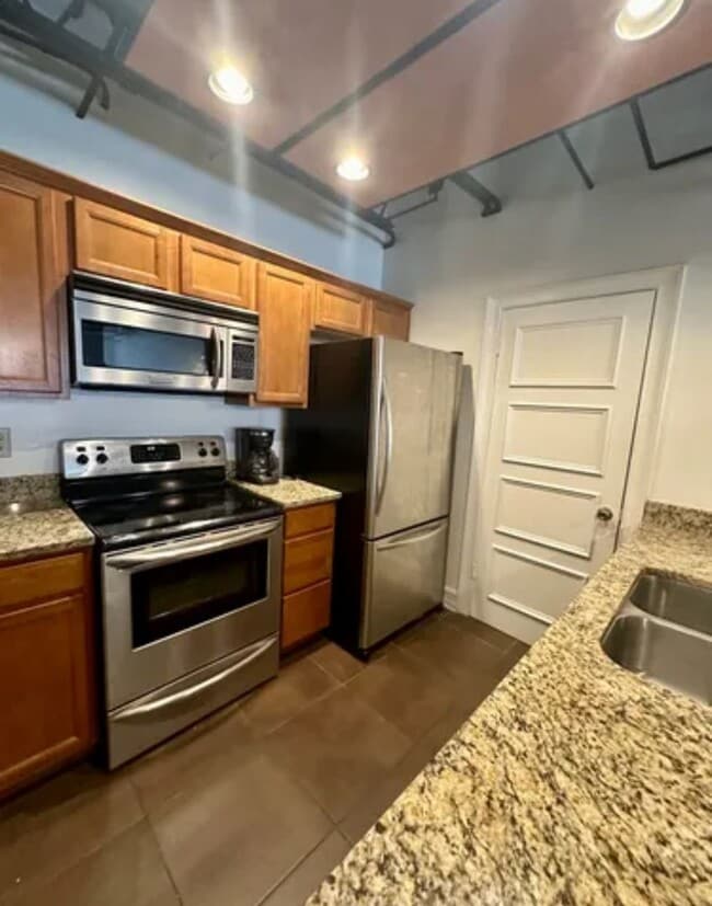 Building Photo - Upgraded 1 bedroom unit- Walking distance ...