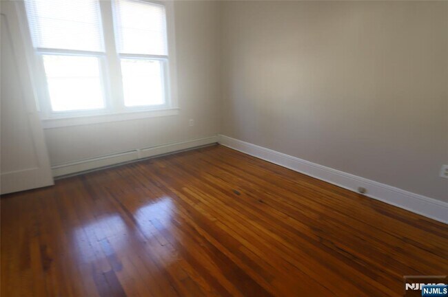 Building Photo - 549 2nd
