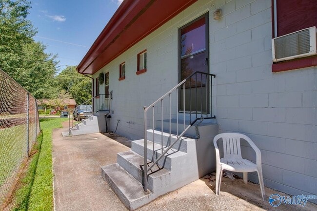 Building Photo - 1328 Oshaughnessy Ave NE