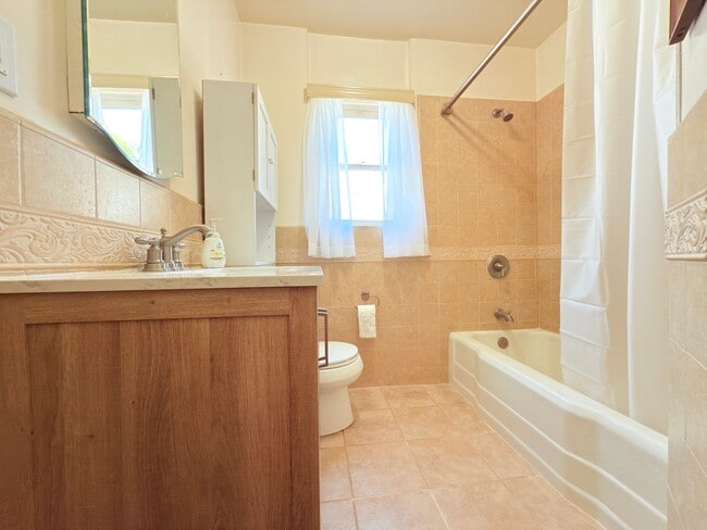 Building Photo - Bright and Spacious Two-Bedroom in Sun Valley