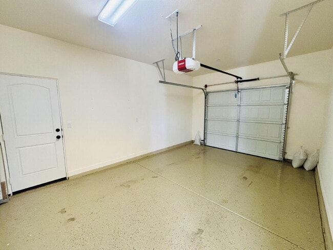 Building Photo - Gorgeous 3 bd, 4 ba Townhome in 55+ Community