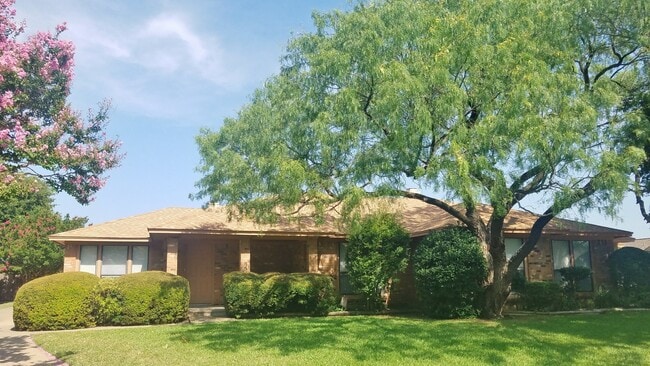 Primary Photo - Spacious, Remodeled Duplex Unit Near Hulen...