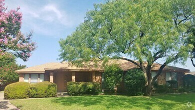Building Photo - Spacious, Remodeled Duplex Unit Near Hulen...