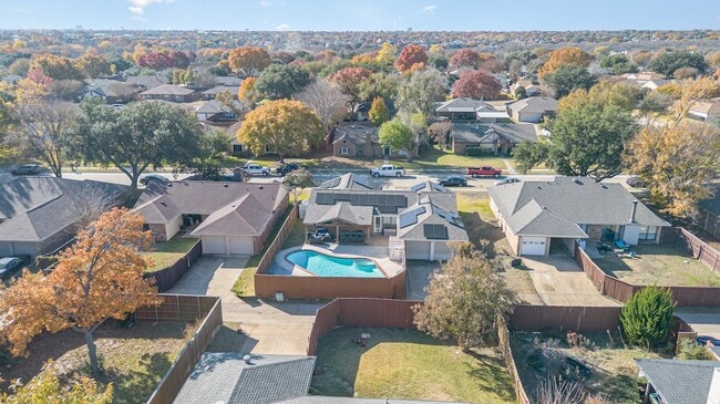 Building Photo - 913 Sandhurst Dr