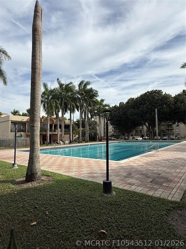 Building Photo - 9300 Fontainebleau Blvd