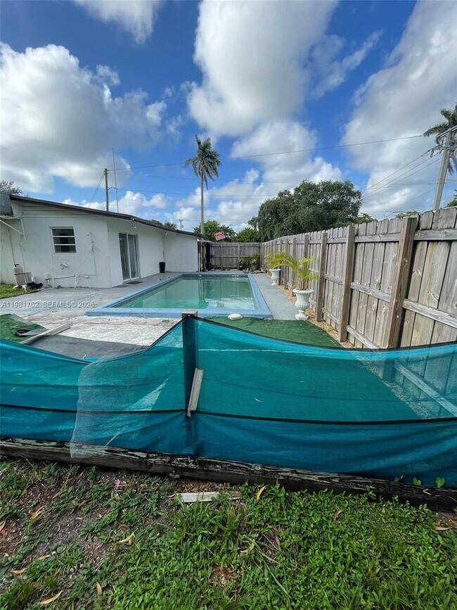 Building Photo - 5751 SW 38th Ct