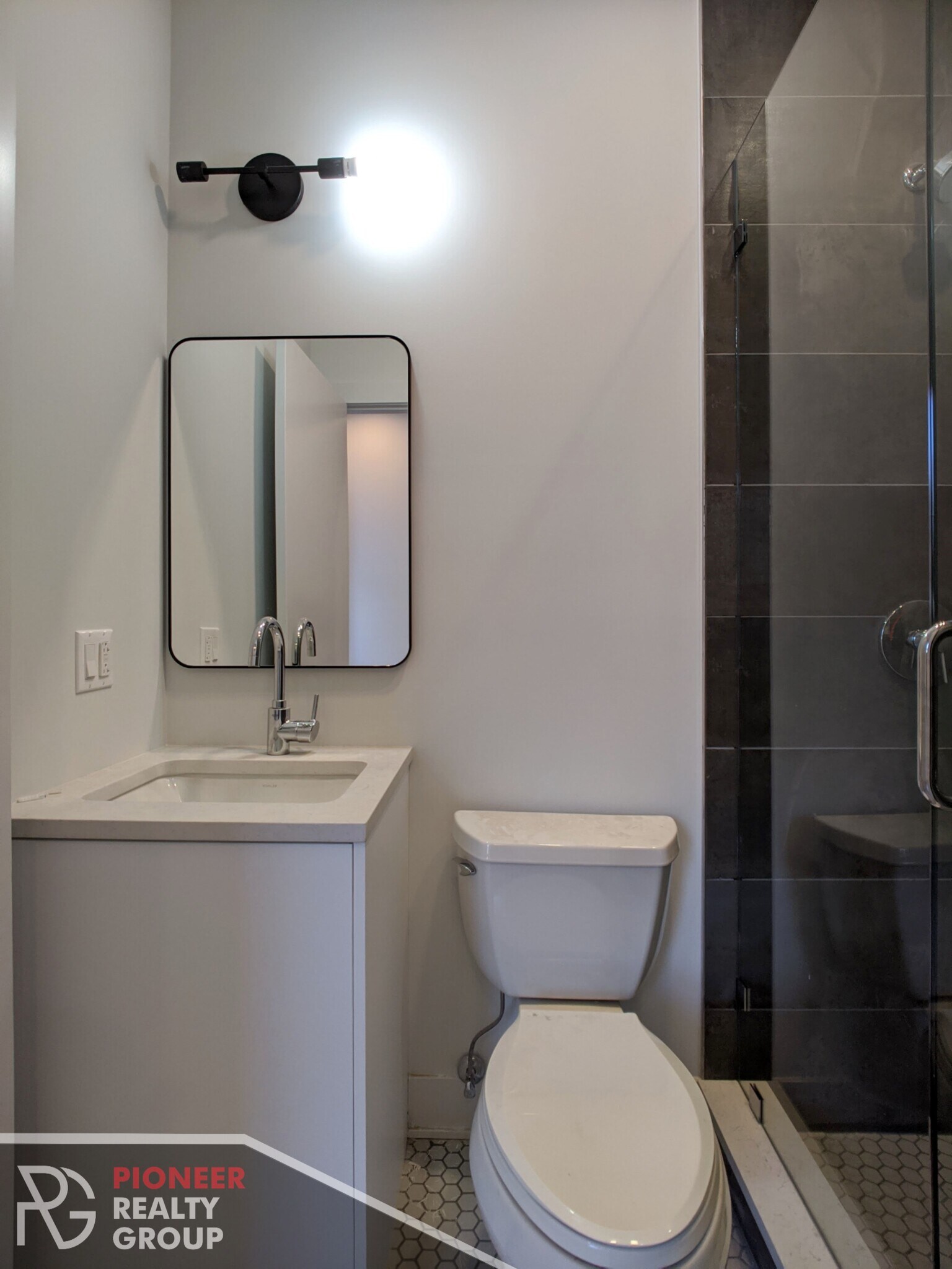 Building Photo - 2121 W Belmont Ave