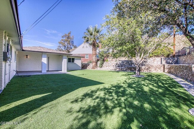 Building Photo - 1210 La Cruz Dr