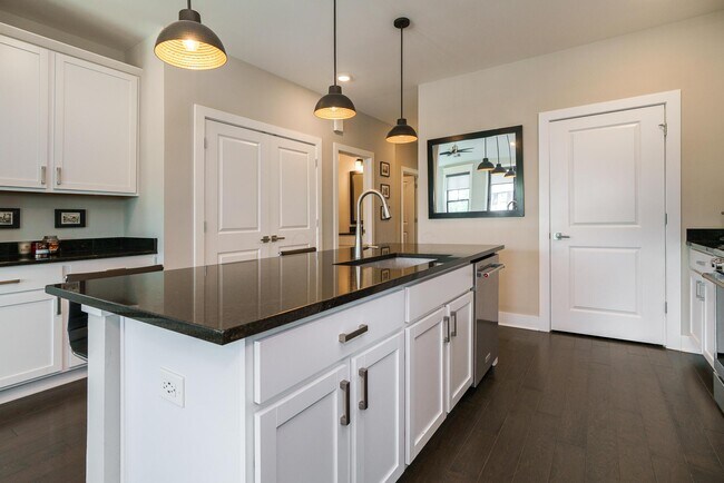 Building Photo - 1308 Forsythe Ave