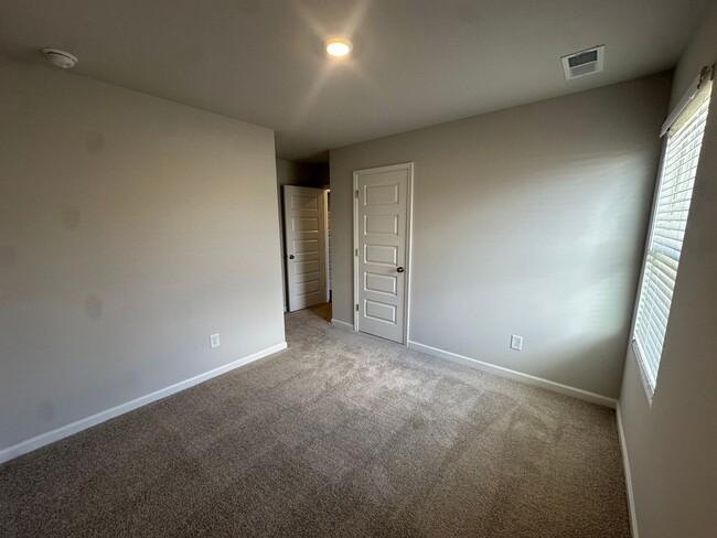 Building Photo - 71 Skyline Lp