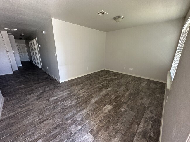Building Photo - "Modern Comfort in El Paso: Spacious 3-Bed...