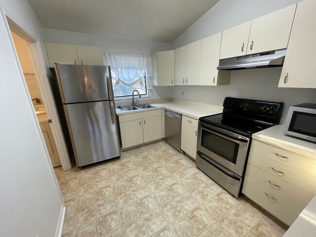Building Photo - ANNUAL RENTAL - OASIS- 2 BED 2 BATH 2ND FLOOR