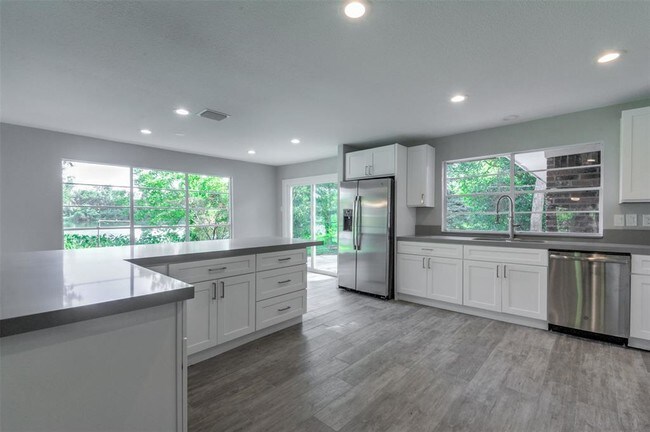 Building Photo - 915 Brook Forest Dr