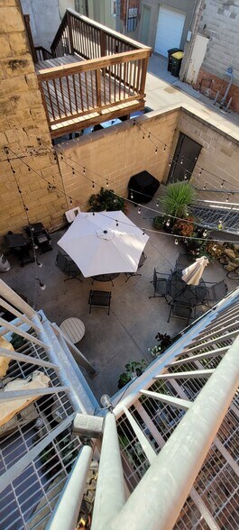 Private courtyard - 537 W 2nd St