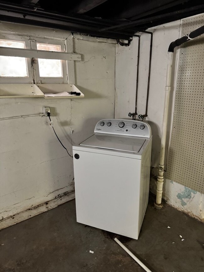 Building Photo - W. Collins Ct., 210 1/2