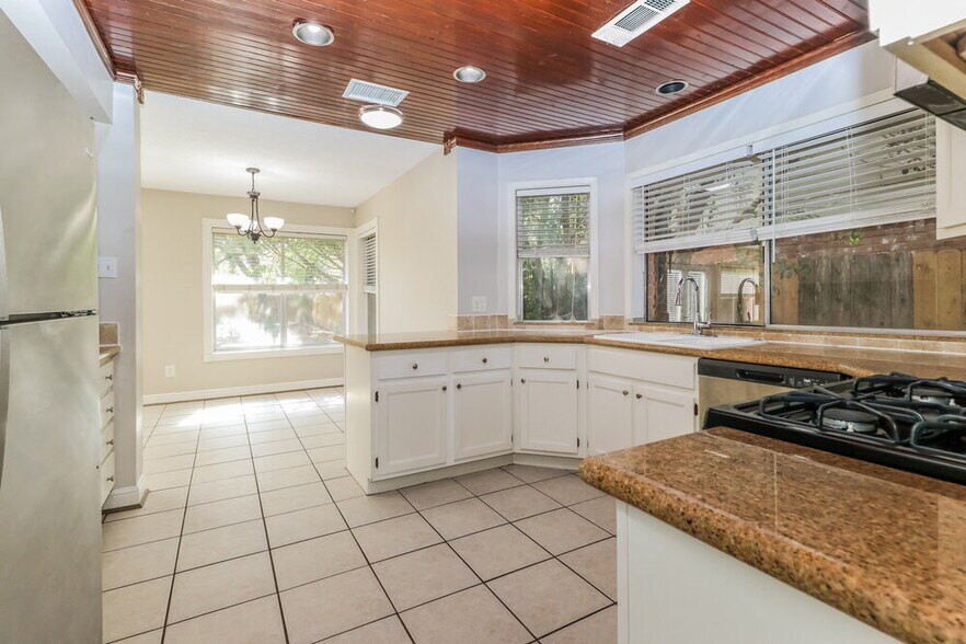 Building Photo - 7811 Goldengrove Dr
