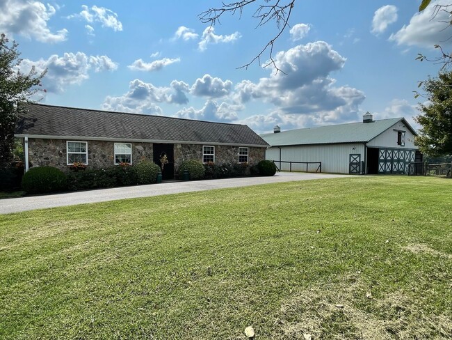 Building Photo - Recently Renovated Rancher Waiting for You!