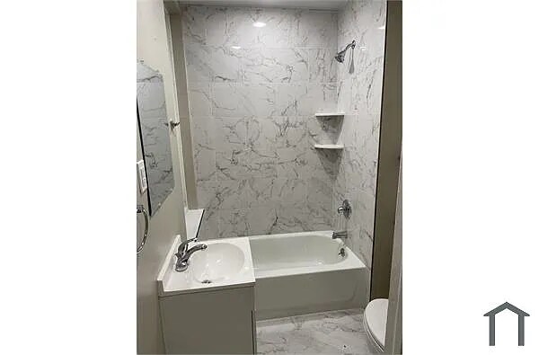 Building Photo - 2144 Bridge St