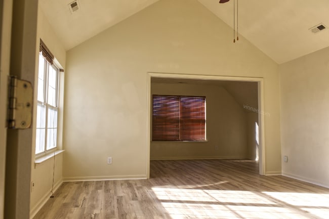 Building Photo - 805 Shadowberry Crest