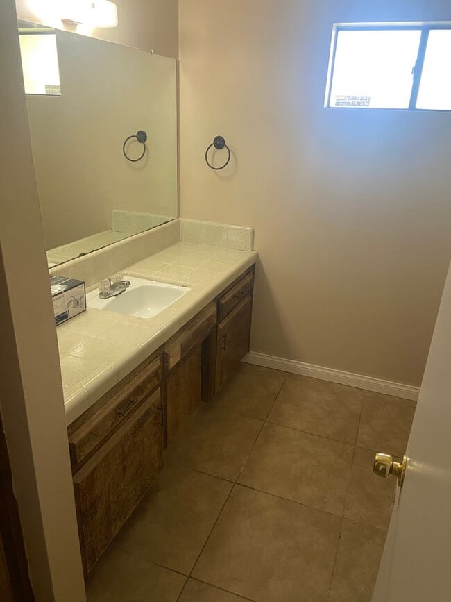 Building Photo - 913 Nimrod Ct