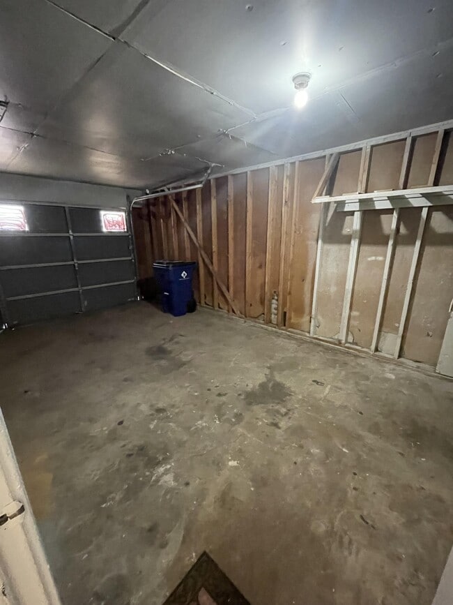 Building Photo - 921 NW Summercrest Blvd