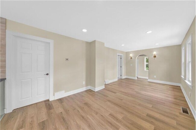 Building Photo - 2332 Cooledge Ave