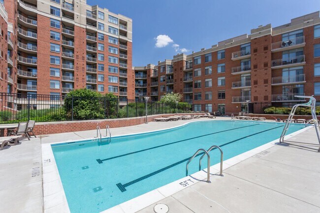 Building Photo - This luxury 2 bedroom condo has phenomenal...