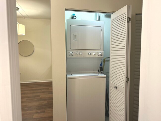 Building Photo - 873 N Larrabee St