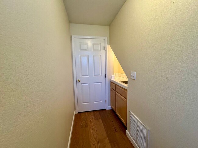 Building Photo - Spacious 3 bedroom, 3 bath bi-level home nestled in the scenic Sierra Nevada foothills