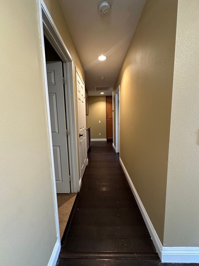 Building Photo - Welcome to this 4 bed 2 bath home!