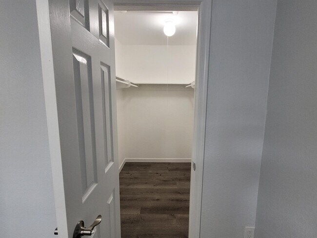 Building Photo - 1325 N 48th St