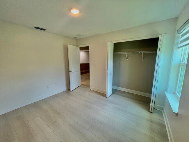 Building Photo - Beautiful 3 Bed, 2.5 Bath Townhome in Mode...