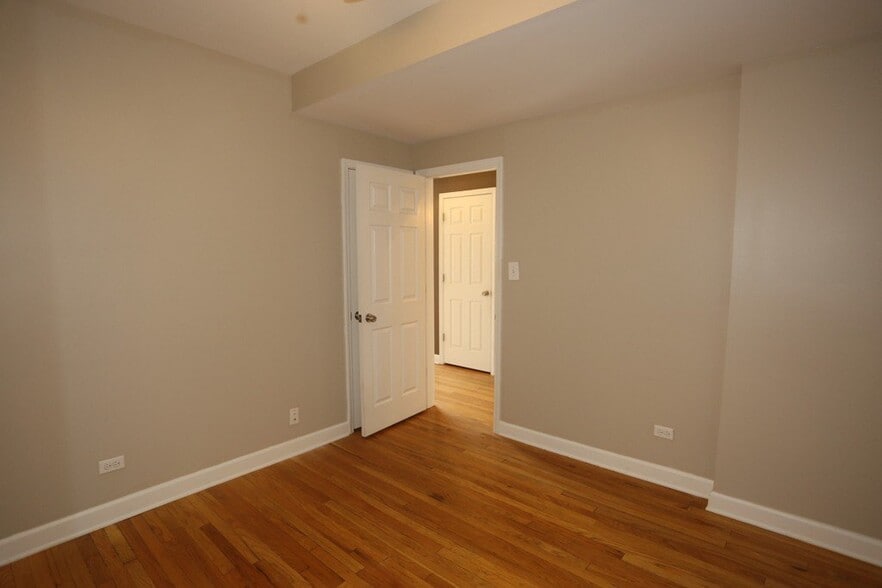 Building Photo - 5208 N Sawyer Ave