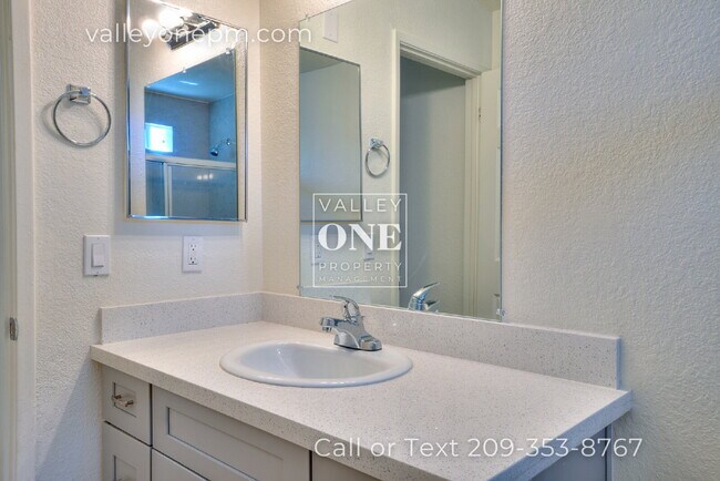 Building Photo - Totally Remodeled Home in Turlock: It's No...