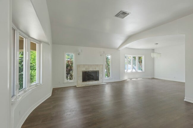 Building Photo - Elegant 5-Bedroom Estate with Pool in Prime Woodland Hills