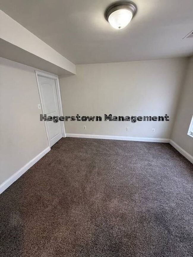 Building Photo - Halfway Townhouse - close to shopping and dining