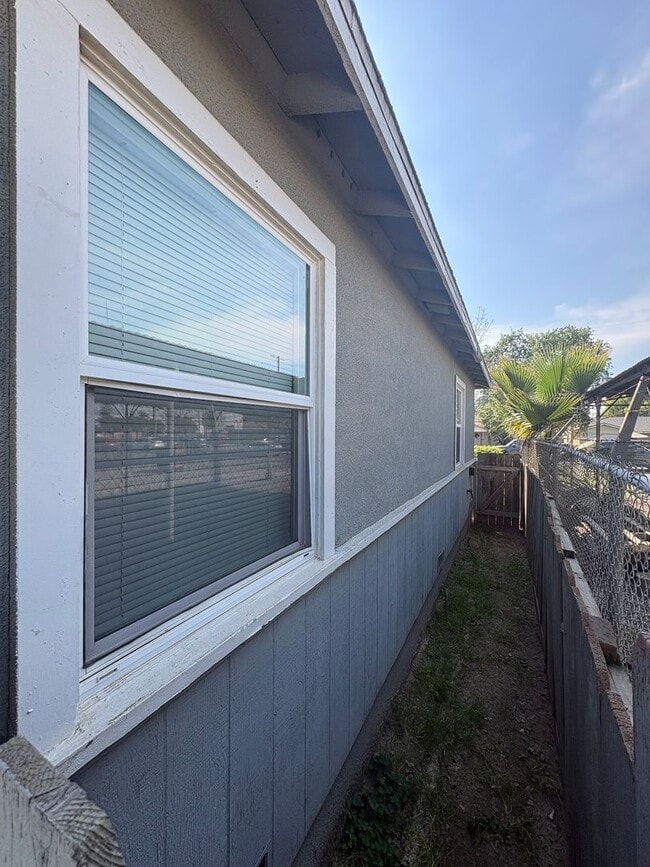 Building Photo - Cozy Home On Spacious Lot near Ballpark Rent Ready!