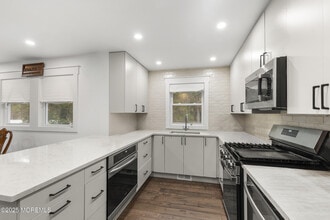 Building Photo - 741 Lakehurst Ave