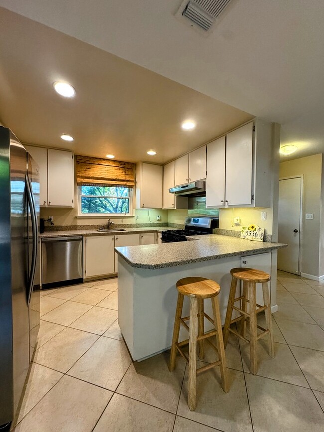 Building Photo - Charming , Spacious House for Rent in Rocklin