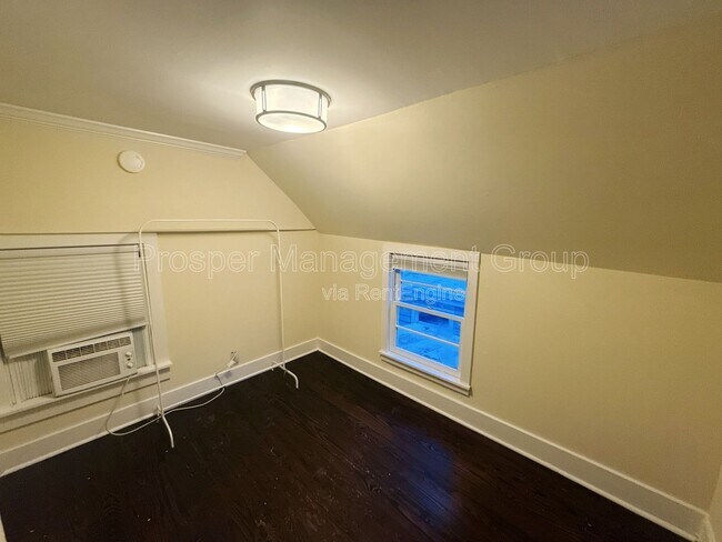 Building Photo - 70 Radcliffe St